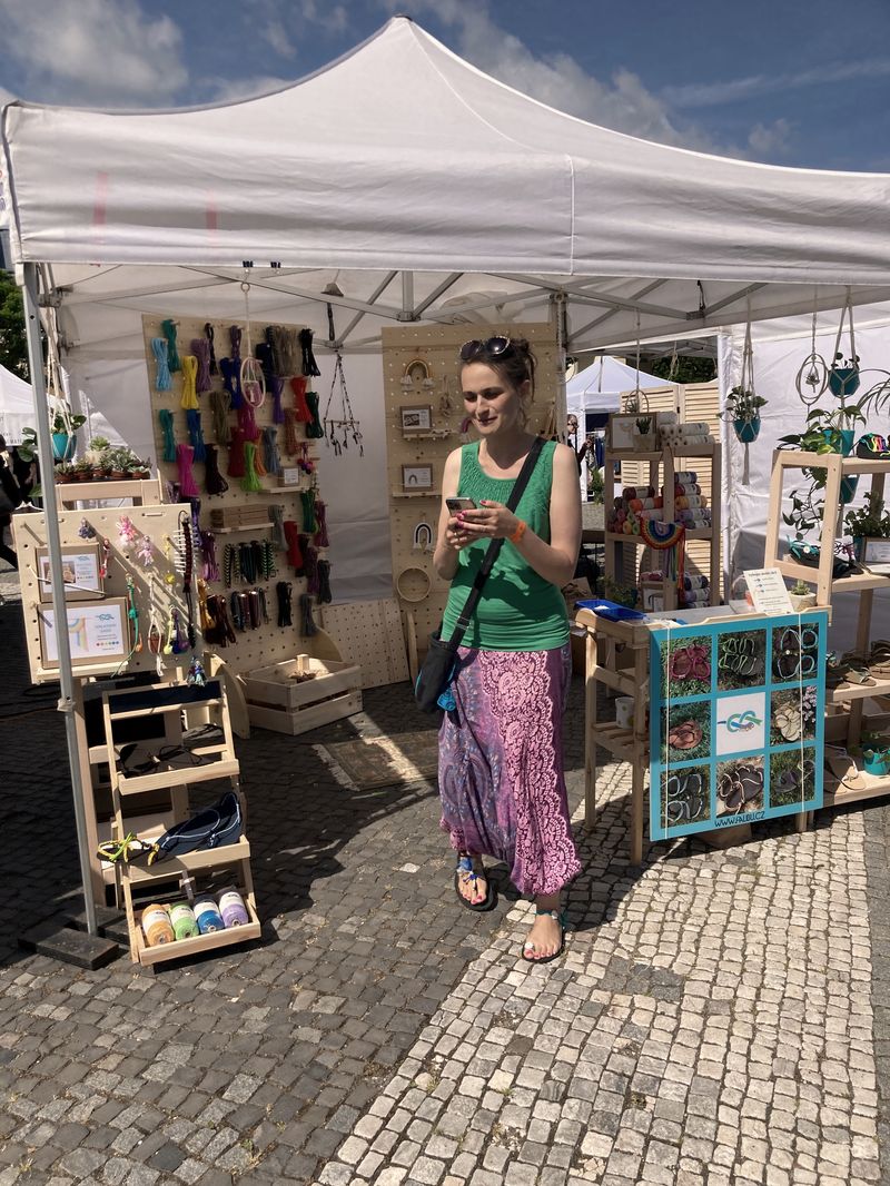 Jezdila jsem po trzích jako Design Market v Praze (15 000+ návštěvníků za víkend), budovala komunitu, točila návody na YouTube.